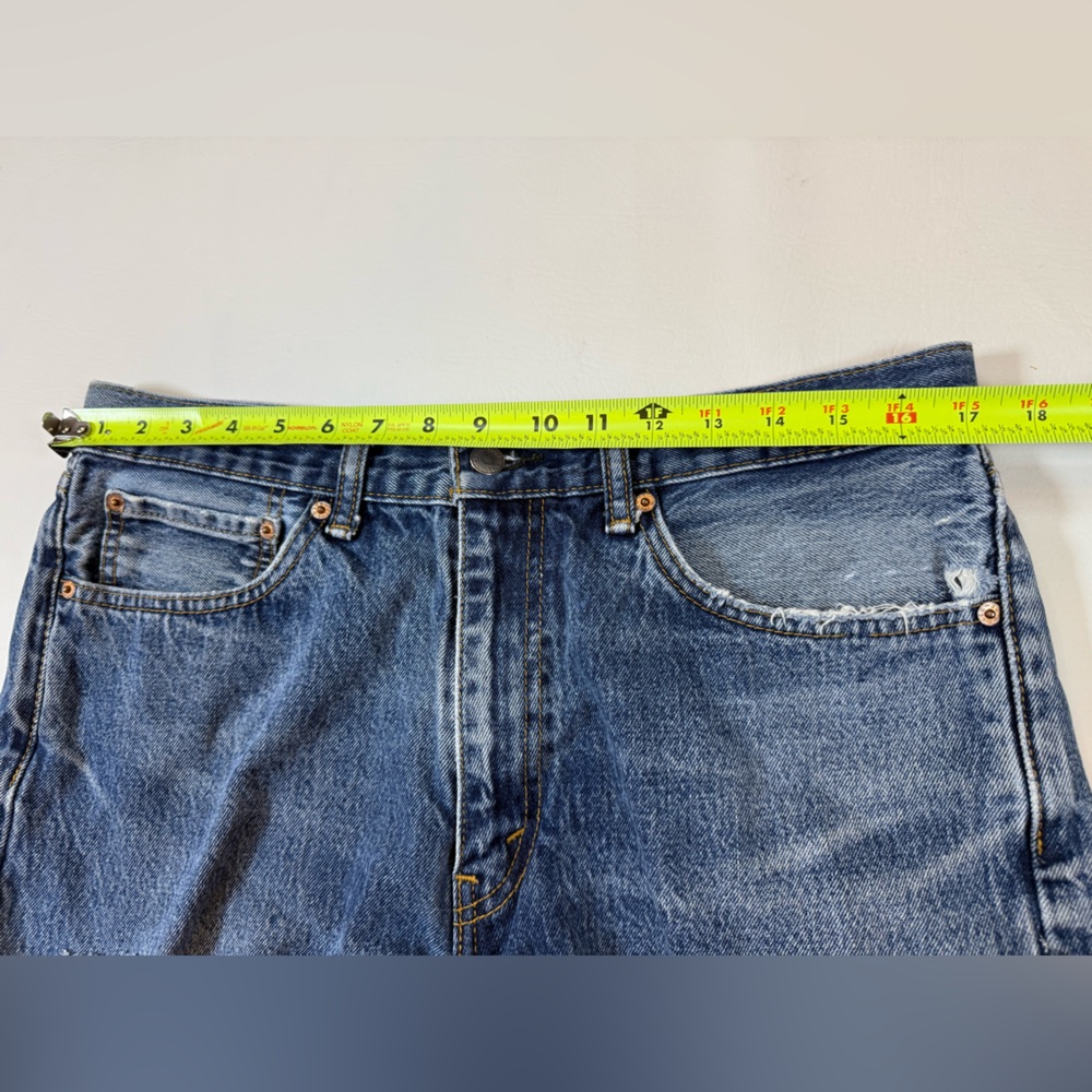 Levi’s dark wash mid rise 17in waist jean shorts distressed (bin T) - Picture 3 of 7